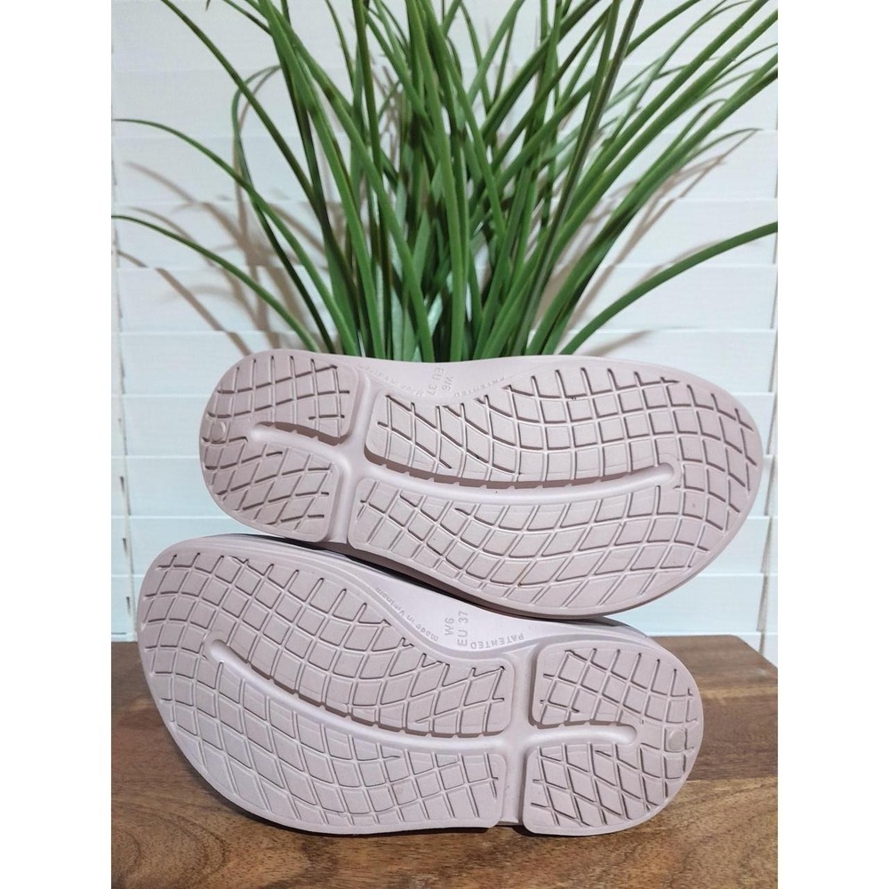 OOFOS Women's Gray and Pink Slide Slippers - Picture 6 of 8